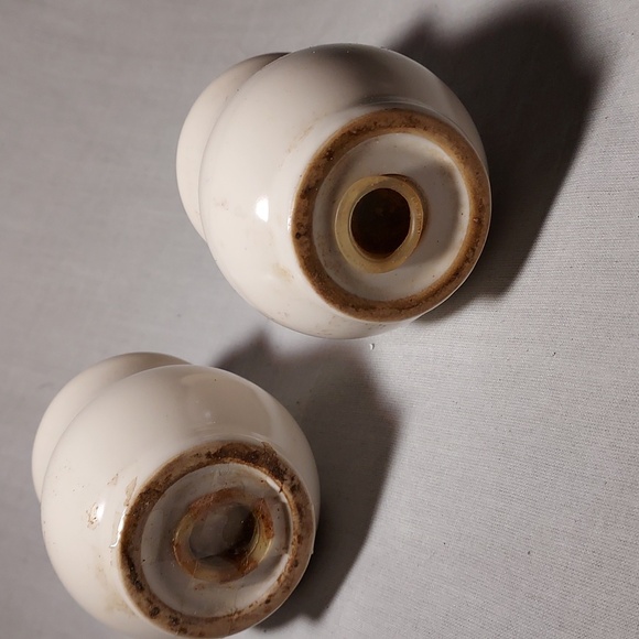Vintage Set of Two Salt & Pepper Shakers - Picture 8 of 9